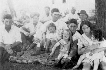 The original family photograph from Don’s document, showing the gathering in 1939.